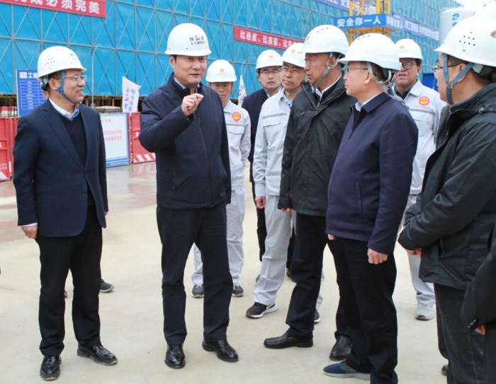 省人大常委會(huì)副主任、省...